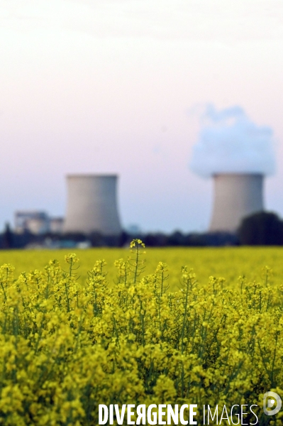 Centrale nucléaire de Saint-Laurent-des-Eaux au clair de Lune