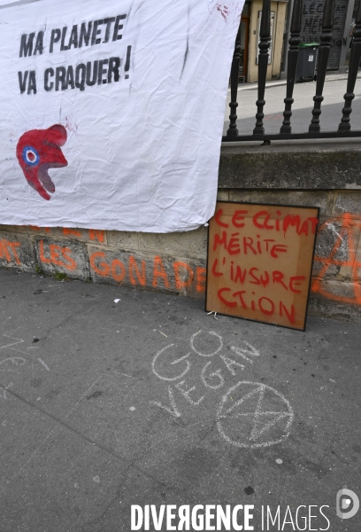 Action blocage du centre de Paris  L inévitable Rébellion par des militants écologistes d Extinction Rebellion, à Strasbourg Saint Denis. Action blocking the center of Paris by ecologist activists of Extinction Rebellion.