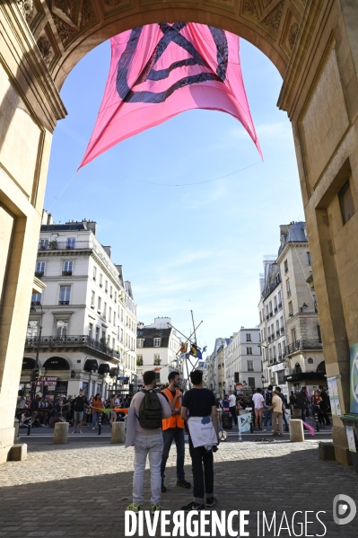 Action blocage du centre de Paris  L inévitable Rébellion par des militants écologistes d Extinction Rebellion, à Strasbourg Saint Denis. Action blocking the center of Paris by ecologist activists of Extinction Rebellion.