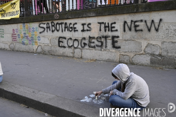 Action blocage du centre de Paris  L inévitable Rébellion par des militants écologistes d Extinction Rebellion, à Strasbourg Saint Denis. Action blocking the center of Paris by ecologist activists of Extinction Rebellion.
