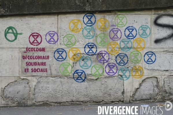 Action blocage du centre de Paris  L inévitable Rébellion par des militants écologistes d Extinction Rebellion, à Strasbourg Saint Denis. Action blocking the center of Paris by ecologist activists of Extinction Rebellion.