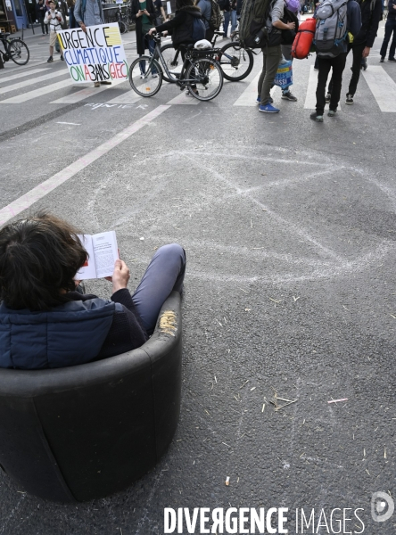 Action blocage du centre de Paris  L inévitable Rébellion par des militants écologistes d Extinction Rebellion, à Strasbourg Saint Denis. Action blocking the center of Paris by ecologist activists of Extinction Rebellion.