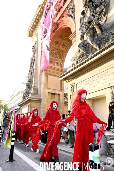 Action blocage du centre de Paris  L inévitable Rébellion par des militants écologistes d Extinction Rebellion, à Strasbourg Saint Denis. Action blocking the center of Paris by ecologist activists of Extinction Rebellion.