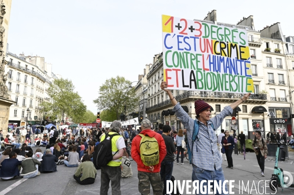 Action blocage du centre de Paris  L inévitable Rébellion par des militants écologistes d Extinction Rebellion, à Strasbourg Saint Denis. Action blocking the center of Paris by ecologist activists of Extinction Rebellion.