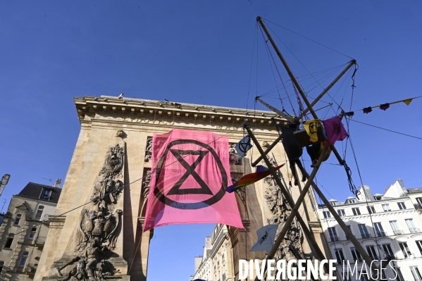 Action blocage du centre de Paris  L inévitable Rébellion par des militants écologistes d Extinction Rebellion, à Strasbourg Saint Denis. Action blocking the center of Paris by ecologist activists of Extinction Rebellion.