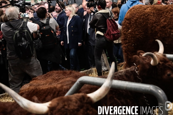 Marine le pen  visite le salon de l agriculture