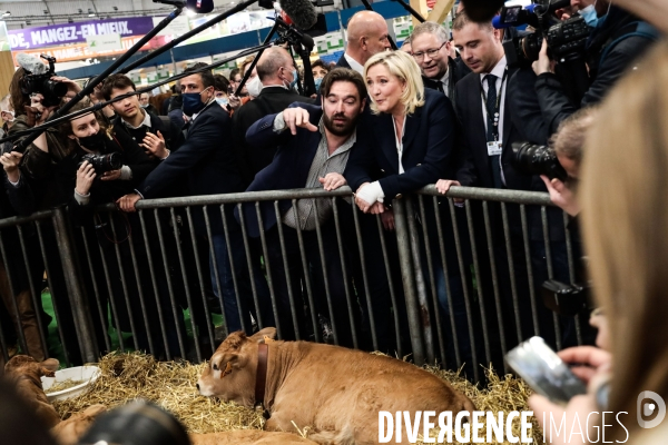 Marine le pen  visite le salon de l agriculture