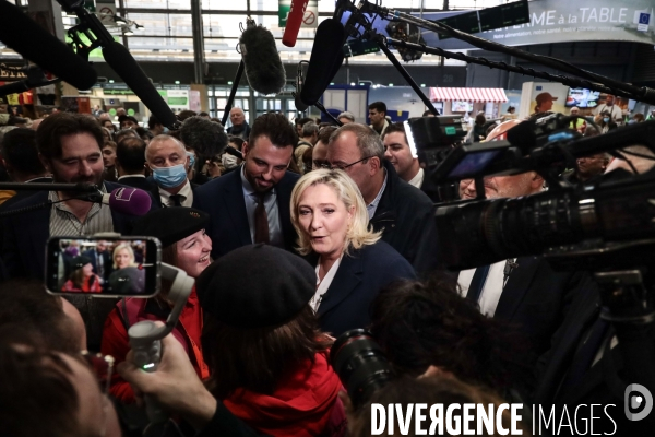 Marine le pen  visite le salon de l agriculture