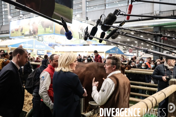 Marine le pen  visite le salon de l agriculture