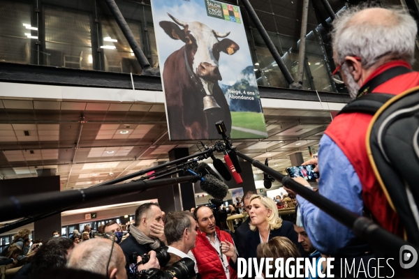 Marine le pen  visite le salon de l agriculture