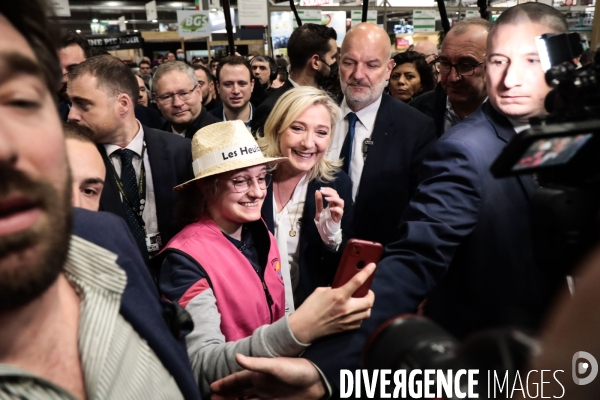 Marine le pen  visite le salon de l agriculture