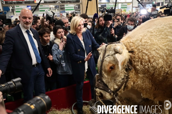 Marine le pen  visite le salon de l agriculture