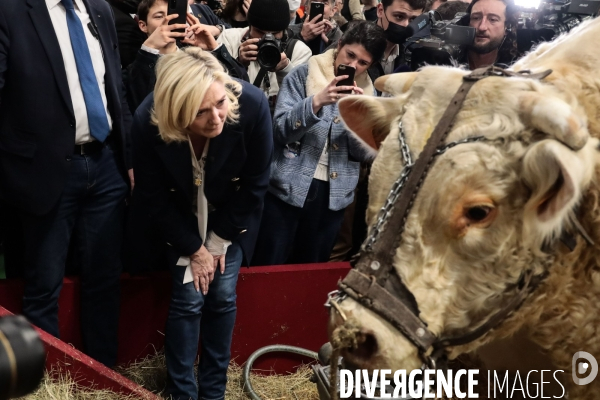 Marine le pen  visite le salon de l agriculture