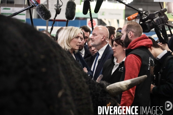 Marine le pen  visite le salon de l agriculture