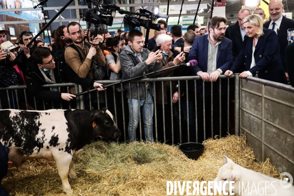 Marine le pen  visite le salon de l agriculture