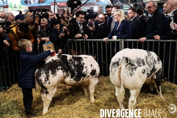 Marine le pen  visite le salon de l agriculture