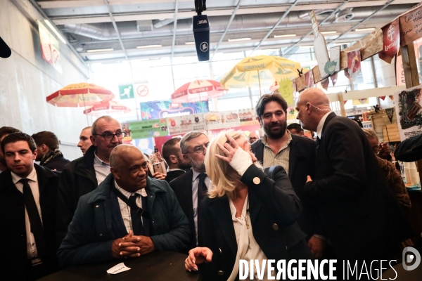 Marine le pen  visite le salon de l agriculture