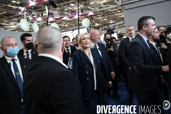 Marine le pen  visite le salon de l agriculture