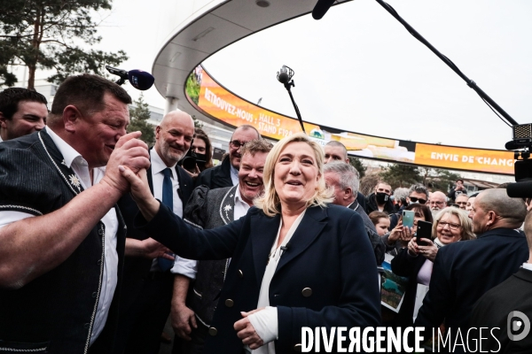 Marine le pen  visite le salon de l agriculture