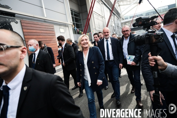 Marine le pen  visite le salon de l agriculture