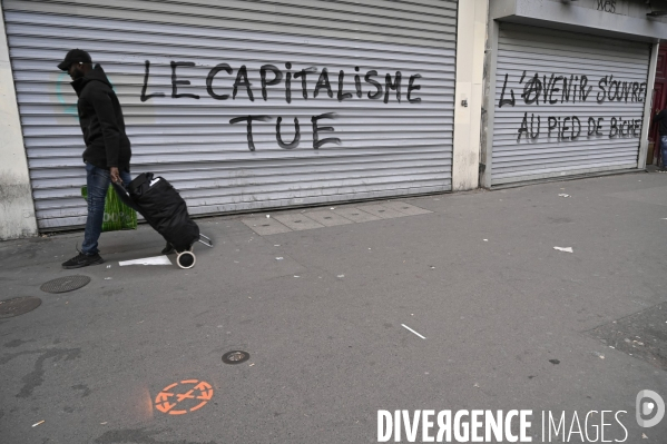 Graffitis politiques des militants écologistes d Extinction Rebellion, entre les 2 tours de l election présidentielle 2022 Macron/Le Pen. Blocage.  L inévitable Rébellion .  Politics graffitis by activists of Extinction