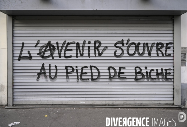 Graffitis politiques des militants écologistes d Extinction Rebellion, entre les 2 tours de l election présidentielle 2022 Macron/Le Pen. Blocage.  L inévitable Rébellion .  Politics graffitis by activists of Extinction