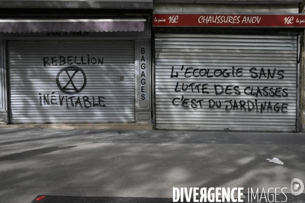 Graffitis politiques des militants écologistes d Extinction Rebellion, entre les 2 tours de l election présidentielle 2022 Macron/Le Pen. Blocage.  L inévitable Rébellion .  Politics graffitis by activists of Extinction