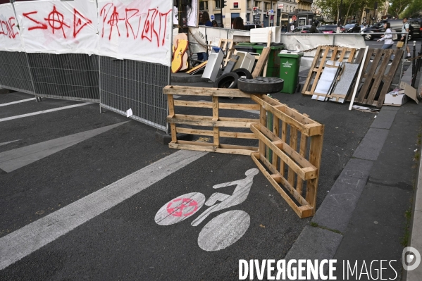 Action blocage du centre de Paris  L inévitable Rébellion par des militants écologistes d Extinction Rebellion, à Strasbourg Saint Denis. Action blocking the center of Paris by ecologist activists of Extinction Rebellion.