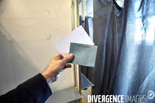 Isoloir et bulletins de vote second tour presidentielle 2022
