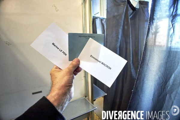 Isoloir et bulletins de vote second tour presidentielle 2022