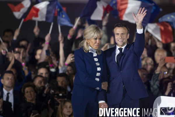 Emmanuel MACRON célèbre sa réélection à la présidence de la république avec 58,2% des voix.