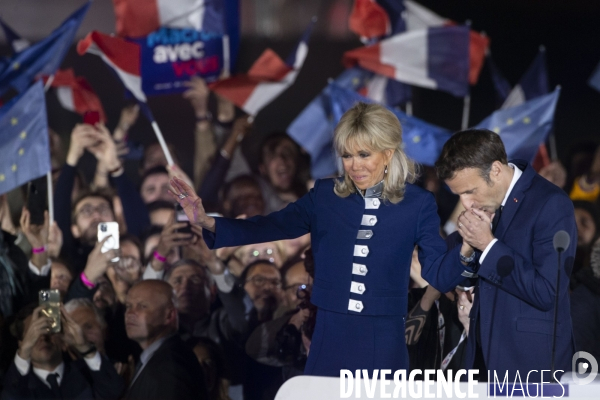 Emmanuel MACRON célèbre sa réélection à la présidence de la république avec 58,2% des voix.