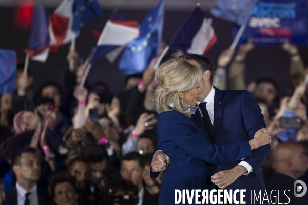 Emmanuel MACRON célèbre sa réélection à la présidence de la république avec 58,2% des voix.