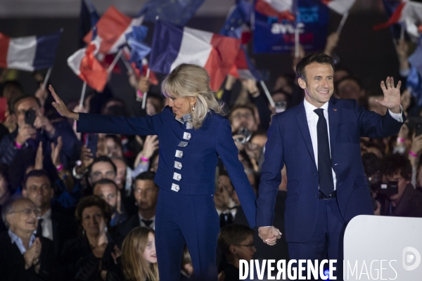 Emmanuel MACRON célèbre sa réélection à la présidence de la république avec 58,2% des voix.