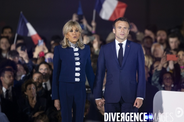 Emmanuel MACRON célèbre sa réélection à la présidence de la république avec 58,2% des voix.