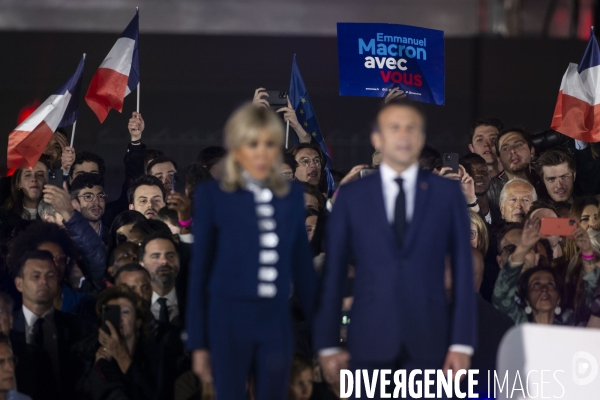 Emmanuel MACRON célèbre sa réélection à la présidence de la république avec 58,2% des voix.