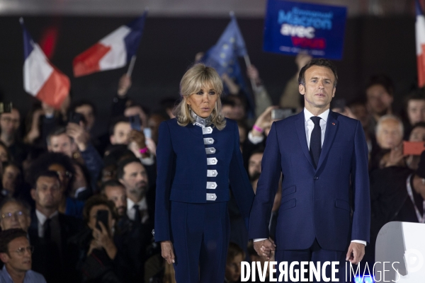 Emmanuel MACRON célèbre sa réélection à la présidence de la république avec 58,2% des voix.