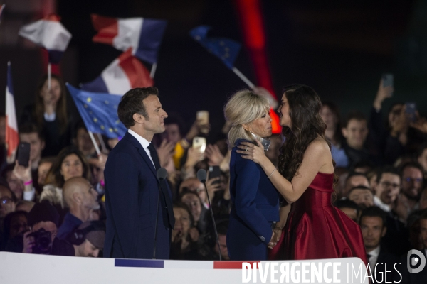 Emmanuel MACRON célèbre sa réélection à la présidence de la république avec 58,2% des voix.