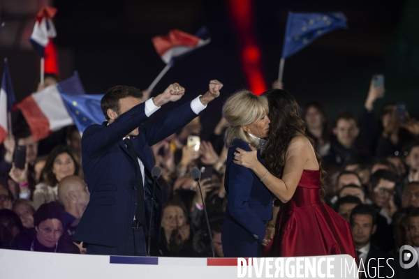 Emmanuel MACRON célèbre sa réélection à la présidence de la république avec 58,2% des voix.