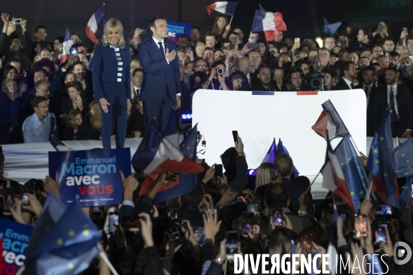 Emmanuel MACRON célèbre sa réélection à la présidence de la république avec 58,2% des voix.