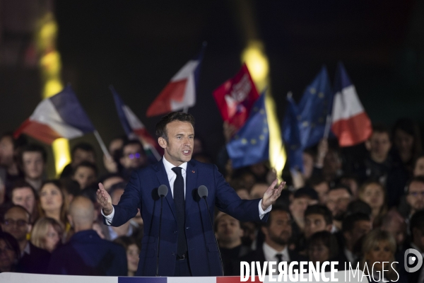 Emmanuel MACRON célèbre sa réélection à la présidence de la république avec 58,2% des voix.