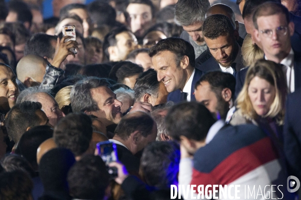 Emmanuel MACRON célèbre sa réélection à la présidence de la république avec 58,2% des voix.