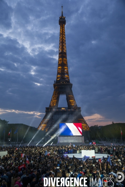 Emmanuel MACRON célèbre sa réélection à la présidence de la république avec 58,2% des voix.