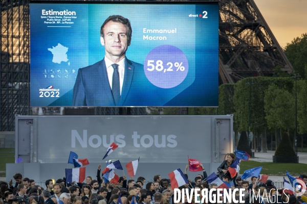 Emmanuel MACRON célèbre sa réélection à la présidence de la république avec 58,2% des voix.