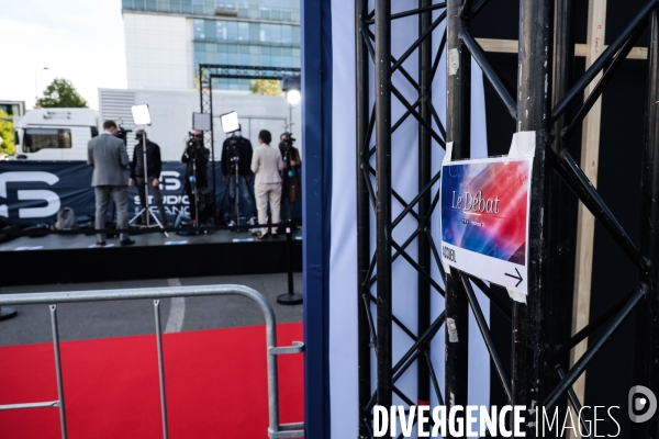 Arrivees des candidats pour le debat macron-le pen