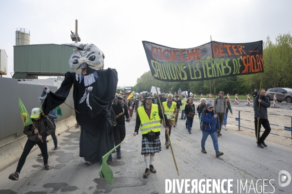 Saclay, les militants écologistes dénoncent l urbanisation.