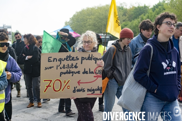 Saclay, les militants écologistes dénoncent l urbanisation.