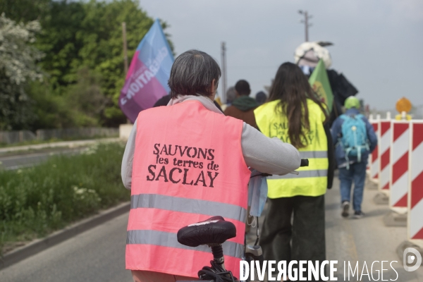 Saclay, les militants écologistes dénoncent l urbanisation.
