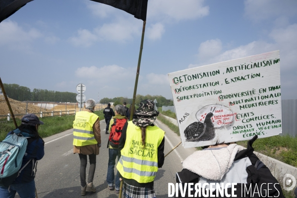 Saclay, les militants écologistes dénoncent l urbanisation.