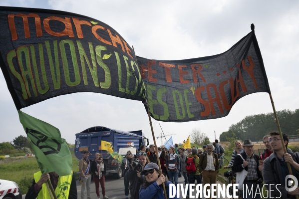 Saclay, les militants écologistes dénoncent l urbanisation.